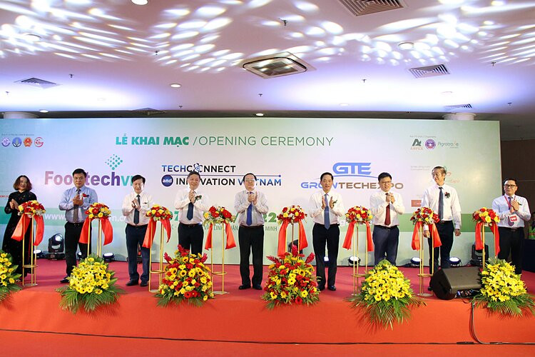 Các đại biểu thực hiện nghi thức khai mạc Techconnect and Innovation Vietnam 2022.