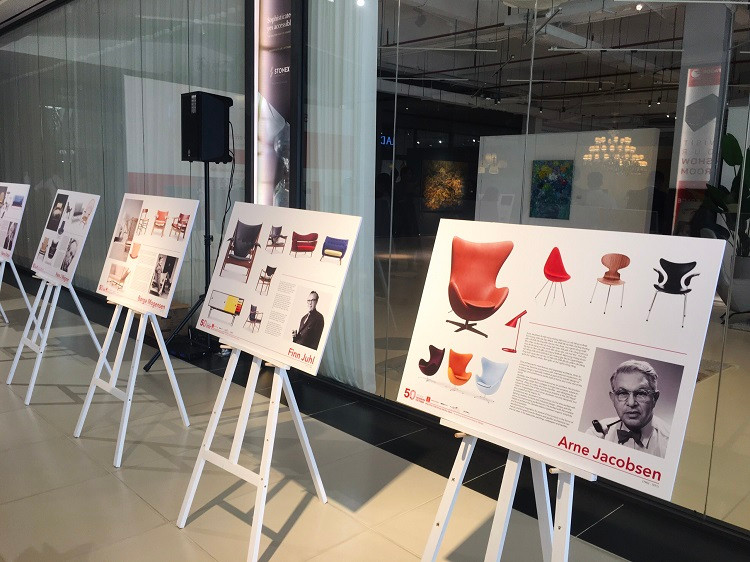 Người tham dự được tìm hiểu những tác phẩm của 20 nhà thiết kế nổi tiếng của Đan Mạch - Ảnh: Hoàng Giang.