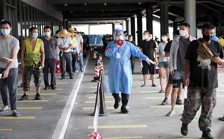 Người dân xếp hàng tại điểm xét nghiệm Covid-19 ở Tam Á, Hải Nam, Trung Quốc ngày 7/8. Ảnh: AFP.