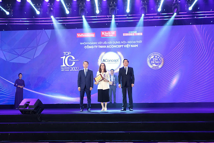 Bà Nguyễn Thị Lan Phương - Giám đốc AConcept chi nhánh Hà Nội lên nhận giải.