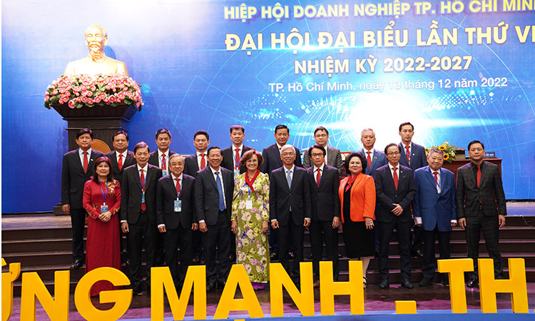 Ban thường trực HUBA nhiệm kỳ VII (2022-2027) gồm Chủ tịch và 17 Phó chủ tịch chụp ảnh với lãnh đạo TP.HCM