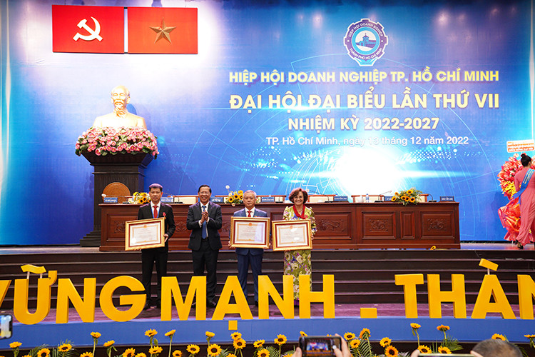 Chủ tịch UBND TP.HCM Phan Văn Mãi trao tặng Huân chương lao động cho 3 Phó chủ tịch HUBA đã được trao tặng