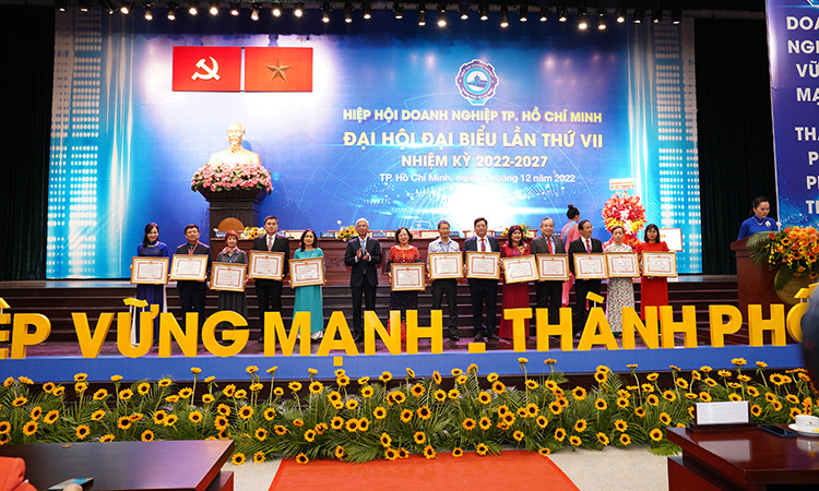 Ông Trần Hoàng - Tổng biên tập Tạp chí Doanh Nhân Sài Gòn (đứng thứ 3 từ phải sang) nhận bằng khen của UBND TP.HCM