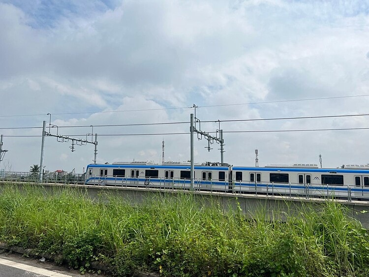 Tàu metro số 1 sẽ chạy thử đoạn trên cao vào ngày 21/12. Ảnh: Đào Trang