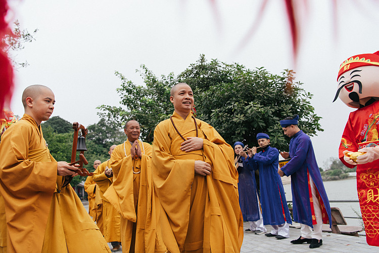 Cung thỉnh Thượng tọa Thích Minh Quang – Ủy viên Thư ký Ban Thường trực Hội đồng trị sự, Trưởng Ban trị sự Giáo hội Phật giáo tỉnh Ninh Bình