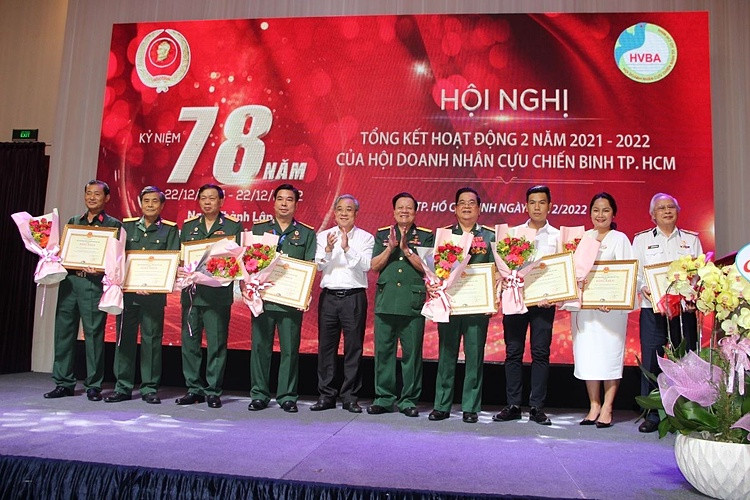 Các doanh nhân CCB nhận bằng khen từ Hiệp hội Doanh nhân Cựu chiến binh Việt Nam. Ảnh: Trần Yên - SGGP