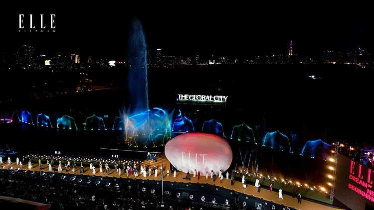 Sàn diễn dài 130m bố trí cạnh khu kênh đào với hệ thống nhạc nước lớn nhất Đông Nam Á được thiết kế riêng cho sự kiện. Ảnh: ELLE Vietnam