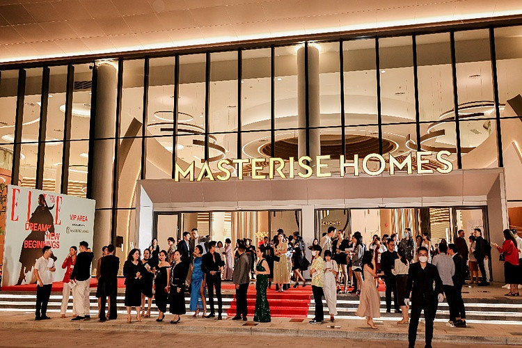 Các khán giả và khách mời chụp ảnh lưu niệm và thưởng thức tiệc cocktail tại không gian sales gallery kiêm lifestyle hub. Ảnh: Masterise Homes