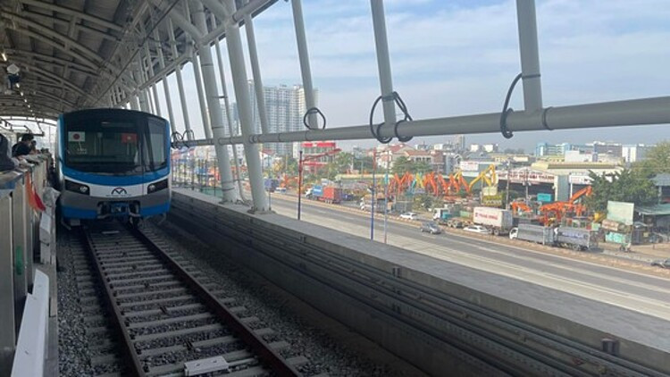 Sáng nay, đoàn tàu thuộc Tuyến metro số 1 chạy thử từ ga Bến xe Suối Tiên đến ga Bình Thái. Ảnh: THANH HẢI