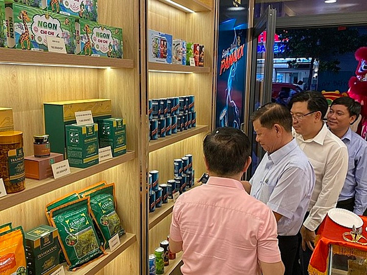 [Caption]Cửa hàng Võ Kim Đường (đường 3/2, P.6, Q.11, TP.HCM) là một trong những cửa hàng đầu tiên, đồng thời là sự khẳng định cho việc phát triển hệ thống 300 cửa hàng trong cả nước mà Tập đoàn Y Dược Sâm Ngọc Linh Việt Nam mở trong năm nay.