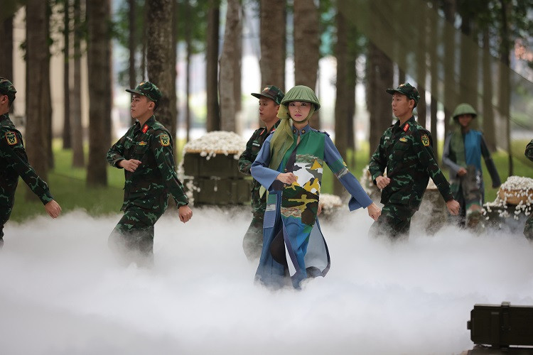 Bộ sưu tập "5 anh em trên một chiếc xe tăng" của nhà thiết kế Minh Hạnh được lấy cảm hứng từ bài hát cùng tên, thể hiện khí thế hào hùng và tinh thần đoàn kết của người lính khi ra trận.