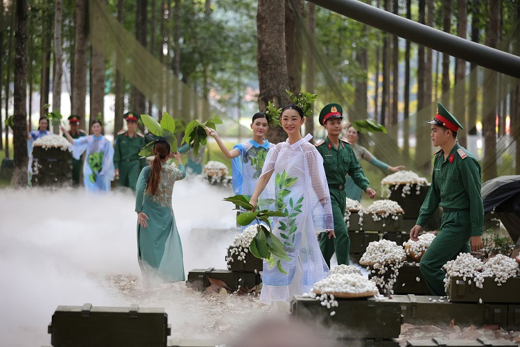 Bộ sưu tập "Lá xanh" của Nhà thiết kế Nguyễn Thúy gắn liền với hình ảnh người bộ đội "xẻ dọc Trường Sơn đi cứu nước".