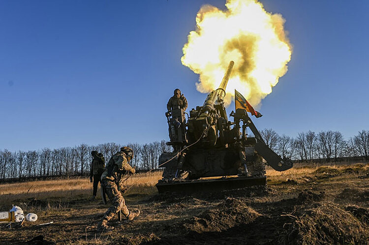 Binh lính Ukraine khai hỏa pháo 2S7 Pion ở Donetsk ngày 5/12. Ảnh: AP.