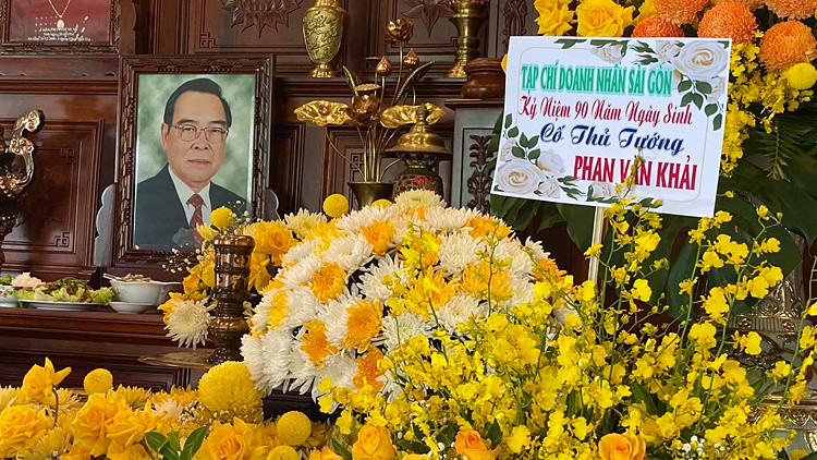 Lẳng hoa tươi thắm của Tạp chí Doanh Nhân Sài Gòn dâng lên cố Thủ tướng Phan Văn Khải