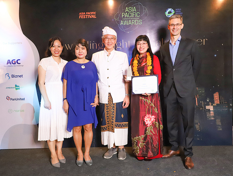 CEO Lưu Thị Thanh Mẫu (mặc áo dài) nhận giải thưởng “Asia Pacific Leadership in Green Building” hạng mục Women in Green Building Leadership Award tổ chức tại Bali (Indonesia)