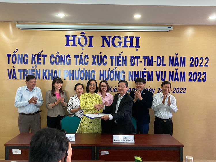 Đại diện  Trung tâm Xúc tiến Đầu tư, Thương mại và Du lịch Kiên Giang và Tạp chí Doanh Nhân Sài Gòn ký kết hợp tác