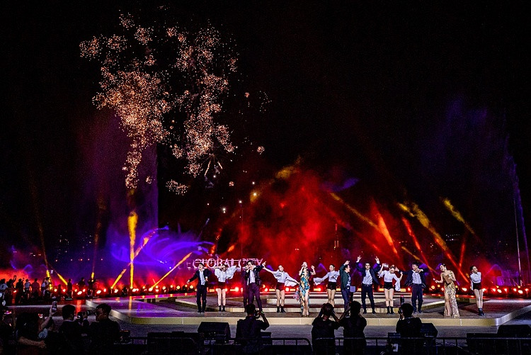 Màn biểu diễn kết hợp đầy cảm xúc giữa Bằng Kiều, Thu Phương, Hà Anh Tuấn kết hợp nhạc nước và pháo hoa rực rỡ đánh dấu thời khắc đầu tiên của năm mới 2023