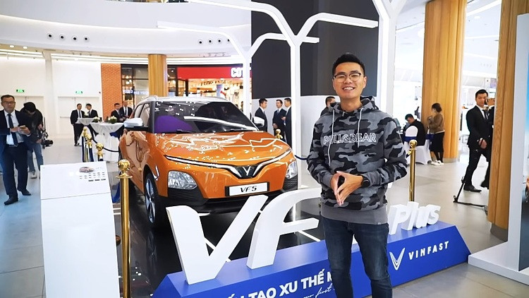 VF 5 Plus thu hút sự chú ý của khách hàng tại showroom VinFast Vinh (Nghệ An)