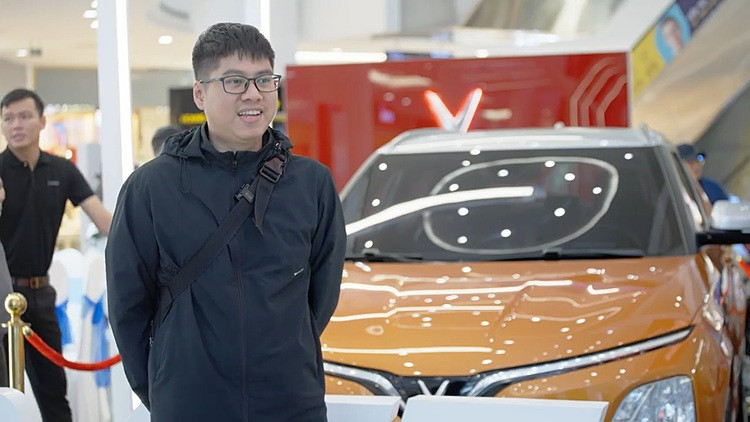 Reviewer Việt Anh (Autopro) nhận định VF 5 Plus cho khách hàng trẻ cơ hội cá nhân hóa chiếc xe của mình