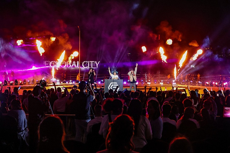 Kết thúc chương trình, DJ Vinjaz và MC Goku đã khiến hàng ngàn khán giả hòa mình cùng những giai điệu sôi động, tận hưởng mùa lễ hội một cách trọn vẹn nhất