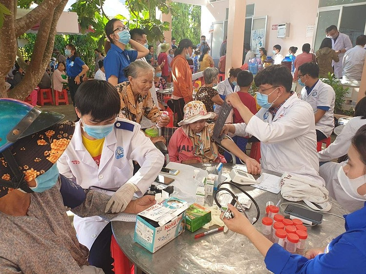 Đoàn Y Bác Si Trường Đại học Y Dược TPHCM phối hợp cùng Quỹ Tấm lòng vàng tổ chức khám bệnh, phát thuốc miễn phí  cho 500 bà con huyện Châu Thành - tỉnh Bến Tre năm 2020.