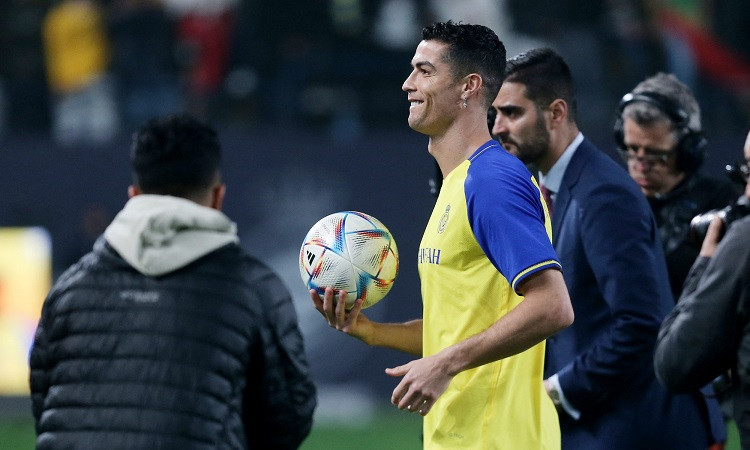 Ronaldo chính thức gia nhập bóng đá châu Á