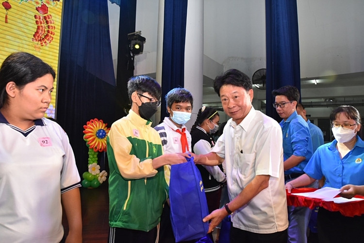 Ông Phạm Trung Kiên, Phó trưởng Văn phòng Đại diện Agribank khu vực Miền Nam tặng quà cho con CNVC-LĐ khó khăn