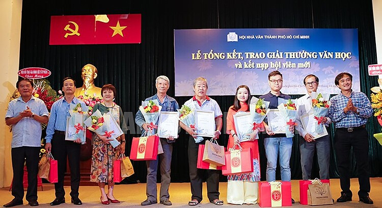 Hội Nhà văn TPHCM trao giải thưởng cho các tác giả