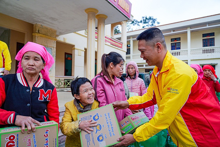 HDBank trao quà Tết cho bà con đồng bào huyện Đà Bắc