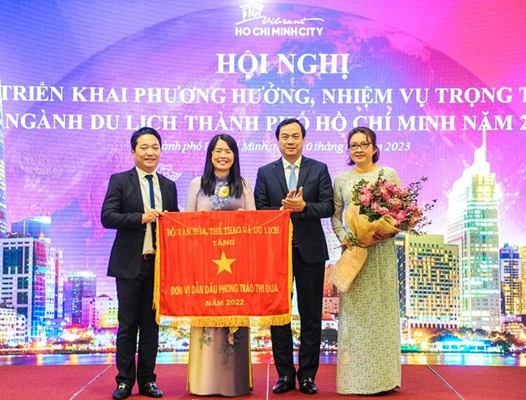 Trao tặng Cờ thi đua của Bộ VHTTDL đối với Ban Giám đốc Sở Du lịch