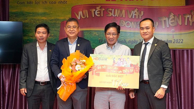 Đại diện lãnh đạo HDBank trao giải đặc biệt - 1 tỷ đồng cho khách hàng Nguyễn Đình Đạo.