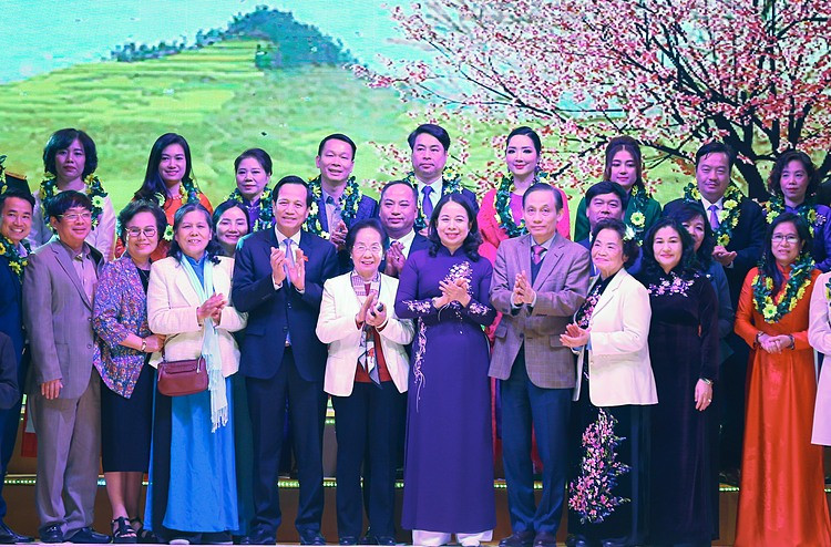 Ông Nguyễn Văn Hảo - Phó tổng giám đốc HDBank (hàng trên cùng, thứ năm từ trái sang) và các đơn vị đồng hành trên sân khấu của chương trình “Mùa xuân cho em” lần thứ 16 cùng Phó Chủ tịch nước - Võ Thị Ánh Xuân.