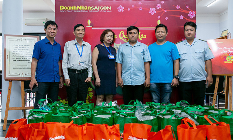 Tạp chí Doanh Nhân Sài Gòn tặng quà Tết cho người dân nghèo quận 11 TP.HCM