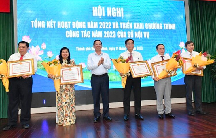 han Văn Mãi tuyên dương các điển hình xuất sắc tại Hội nghị Tổng kết hoạt động của Sở Nội Vụ. Ảnh: VIỆT DŨNG