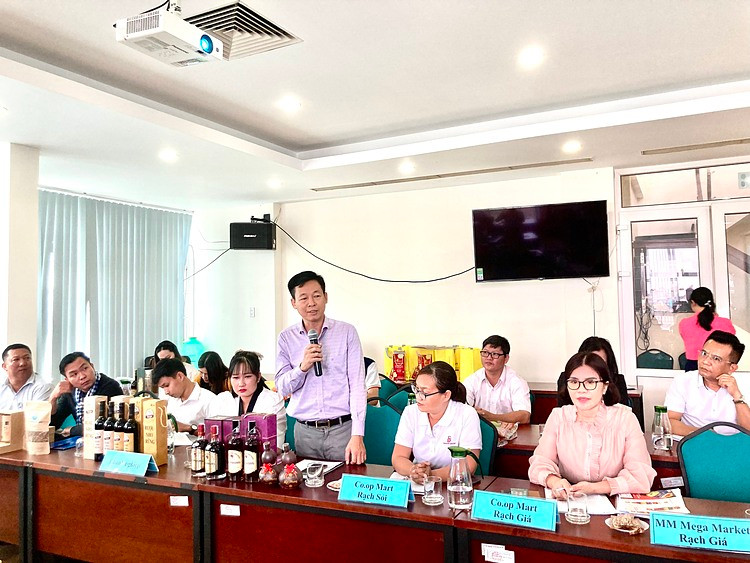 Ông Hồ Văn Hải- Chủ tịch HĐQT Cty CP Sim rừng Phú Quốc- Hải Phong giới thiệu sản phẩm cho các nhà phân phối