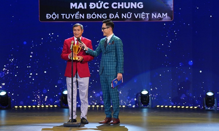 Cúp Chiến Thắng 2022: Đội tuyển bóng đá nữ Việt Nam và HLV Mai Đức Chung được tôn vinh