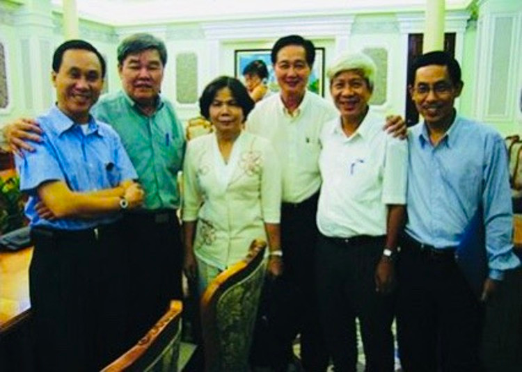 Phạm Hảo Hớn (thứ hai từ trái) cùng các thành viên Ban thường trực HHDN TP.HCM họp chuẩn bị cho Tuần lễ Doanh nhân VN 2006