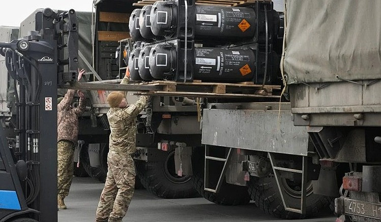 Quân nhân Ukraine dỡ các lô tên lửa chống tăng do phương Tây viện trợ hồi tháng 2/2022. Ảnh: AP