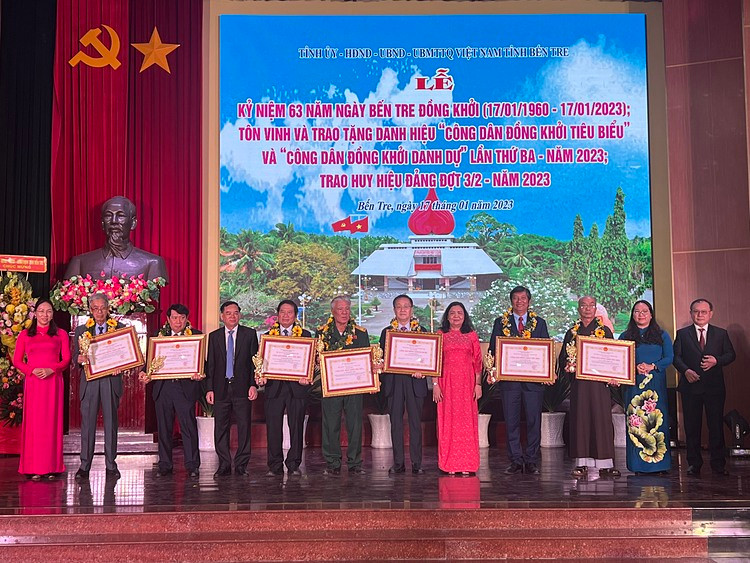 Bà Hồ Thị Hoàng Yến - Phó bí thư Tỉnh ủy Bến Tre trao huy hiệu Đảng cho đảng viên.