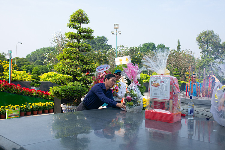 Ông Trần Hoàng - Tổng biên tập Tạp chí Doanh Nhân Sài Gon dâng lễ lên bàn hương án của anh linh các anh hùng liệt sĩ