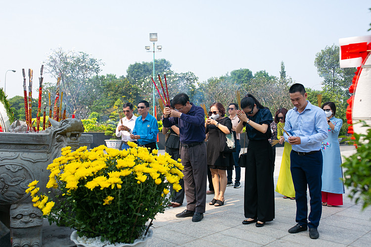 Tập thể cán bộ công nhân viên và người lao động Tạp chí Doanh Nhân Sài Gòn đã dành phút mặc niệm tưởng nhớ anh linh các anh hùng liệt sĩ