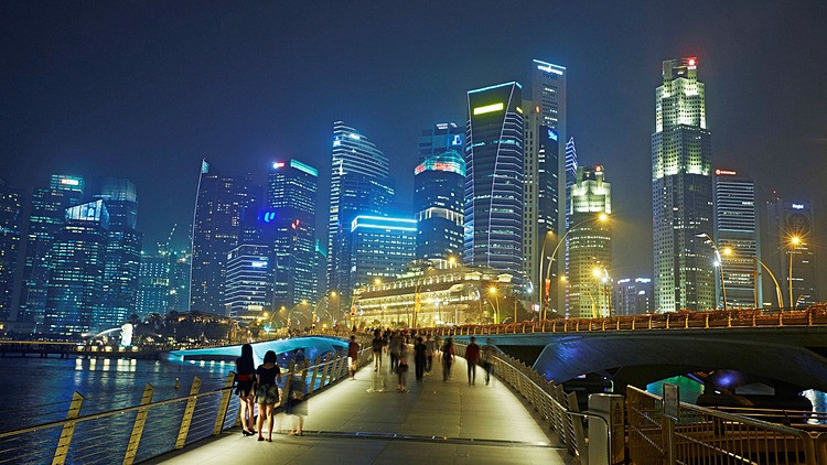 Với chính sách nhập cư linh hoạt và môi trường tài chính ổn định, Singapore đã thu hút các doanh nhân Trung Quốc chuyển đến và thành lập văn phòng gia đình vì họ coi đất nước là nơi trú ẩn an toàn cho sự giàu có và kế hoạch mở rộng kinh doanh của họ.