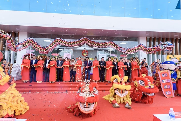 Ban lãnh đạo và các vị khách quý cắt băng khánh thành tòa nhà