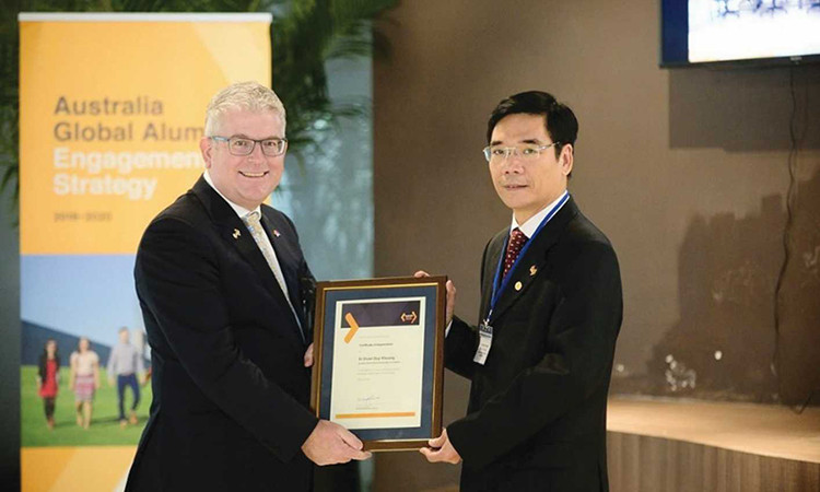 Đại sứ Australia Craig Chittick trao chứng nhận đóng góp cho TS. Đoàn Duy Khương, Đại sứ Cựu sinh viên Australia toàn cầu - Ảnh: Đại sứ quán Australia