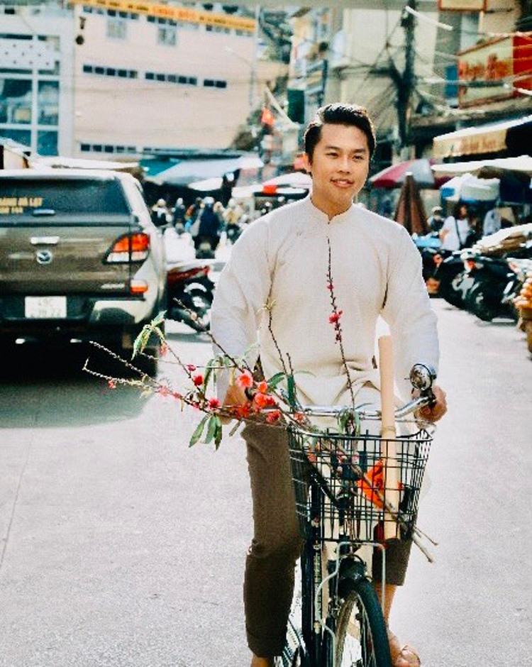 Thạc sĩ Lê Hoài Việt - Giảng viên Khoa Marketing - ĐH Mở TP.HCM từ lâu đã chọn áo dài du Xuân và sắm Tết