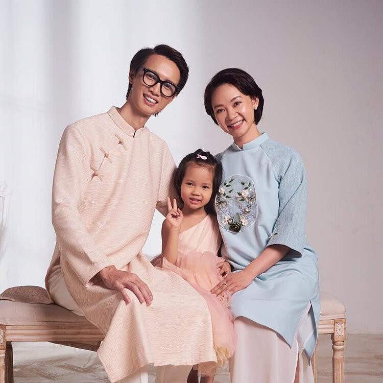 Gia đình doanh nhân trẻ Cao Tuấn Anh (Tuấn Hùng Shoes) diện áo dài đón Tết