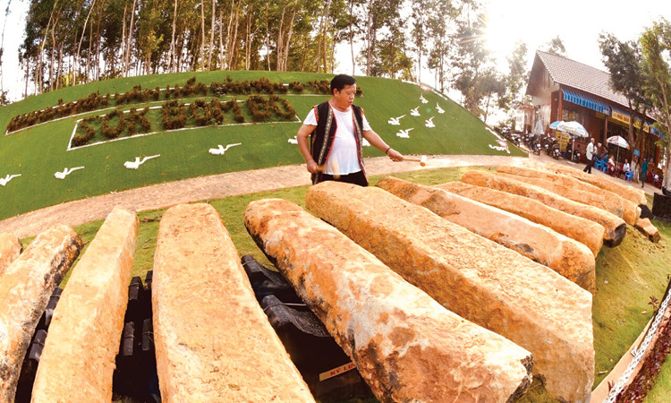 Nghe kỷ lục gia người Việt toàn cầu kể chuyện làm đàn đá