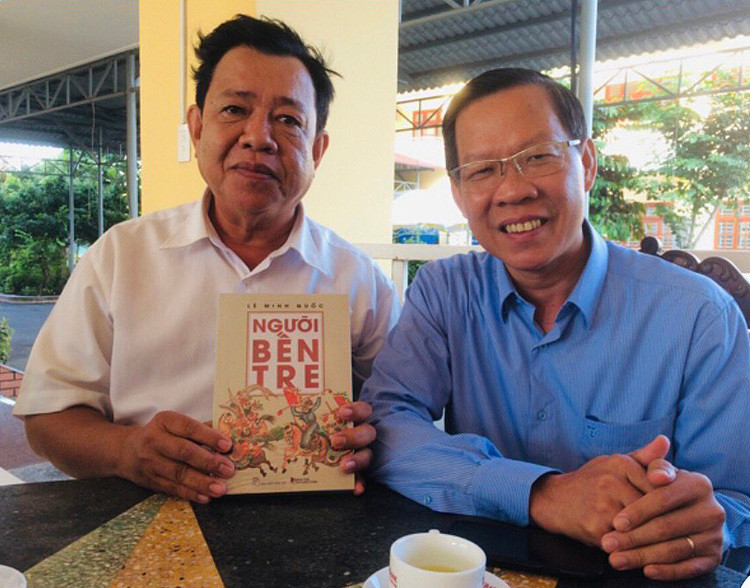 Chủ tịch UBND TP.HCM Phan Văn Mãi thăm và tặng sách Nghệ nhân Trương Đình Chiếu dịp Tết 2022