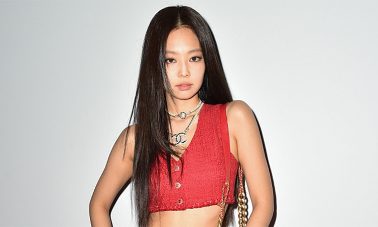 Jennie (Black Pink) là một trong những ngôi sao có ảnh hưởng nhất Hàn Quốc, các mặt hàng xa xỉ được cô diện đều bán chạy. Ảnh: Teen Vogue