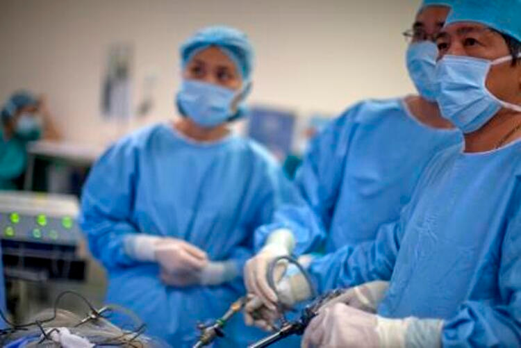 Bệnh viện FV phối hợp đa chuyên khoa trong ca phẫu thuật cho bệnh nhân Indonesia. Ảnh: FV